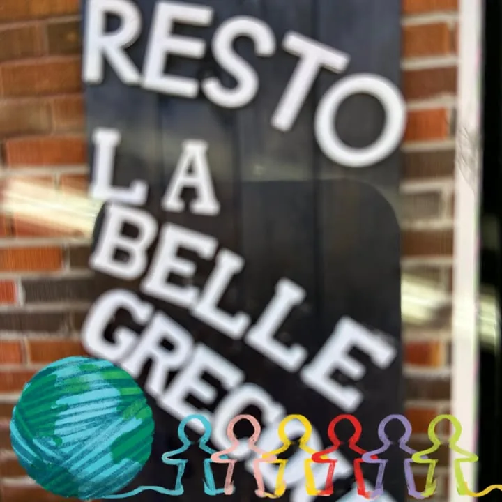 Enseigne du restaurant sur la façade de brique